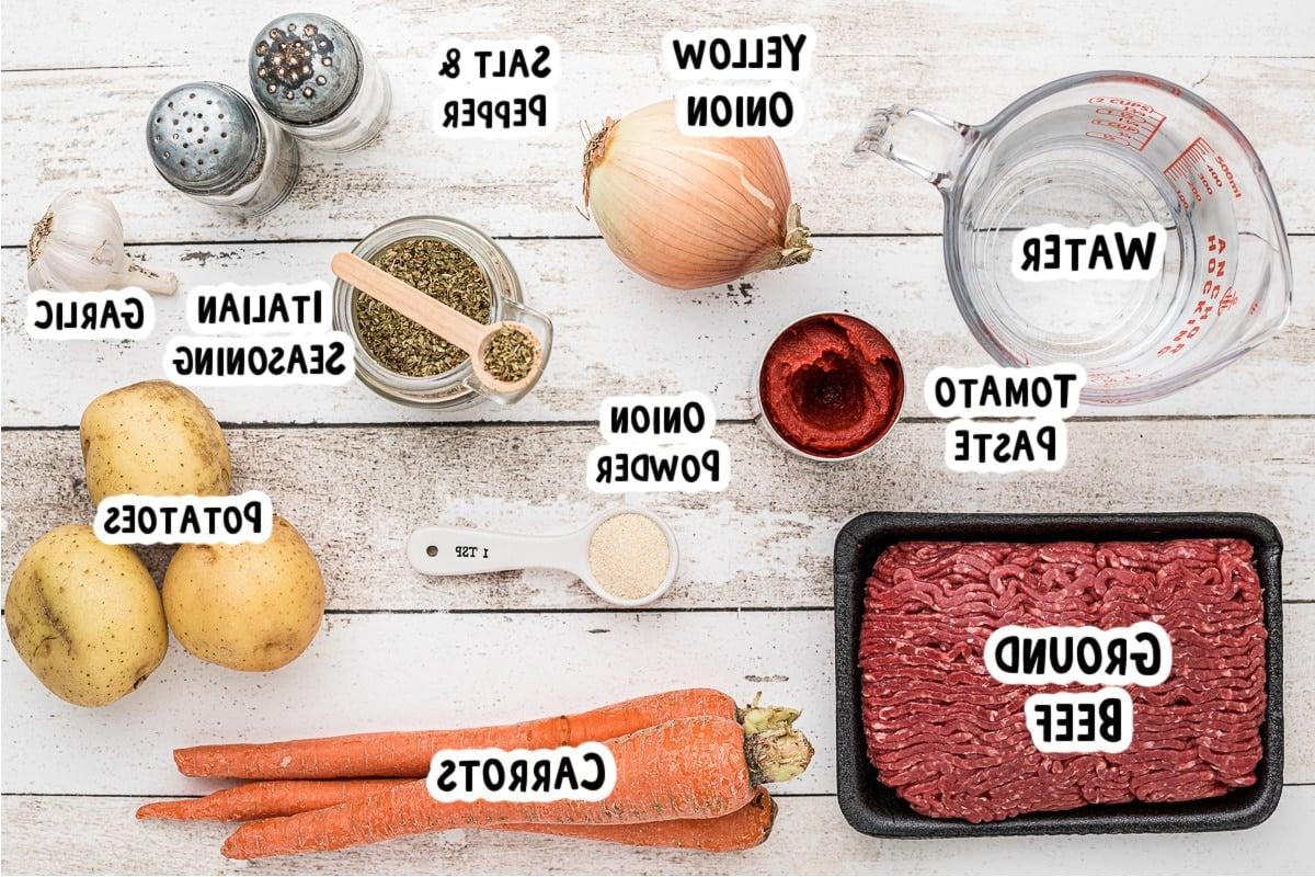 **Stufato del Poverello Cotto Lentamente** 3 Ingredienti per lo Stufato del Povero su un tavolo.