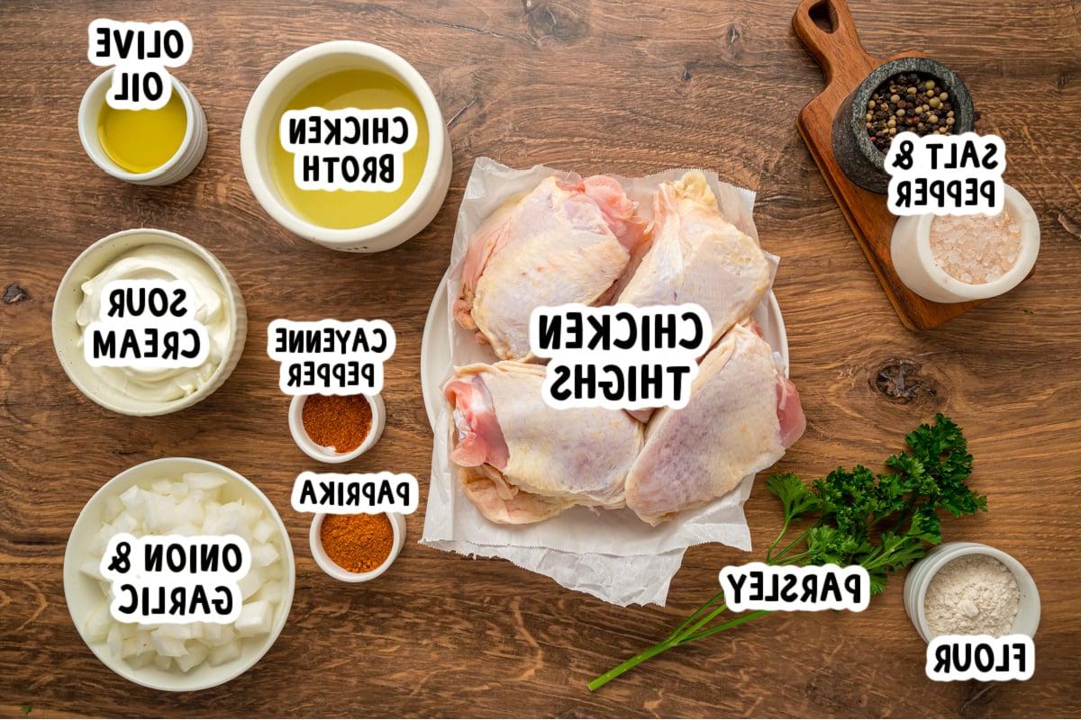 Pollo alla Paprica in Cottura Lenta 3 Ingredienti per il pollo alla paprika in slow cooker su un tavolo.