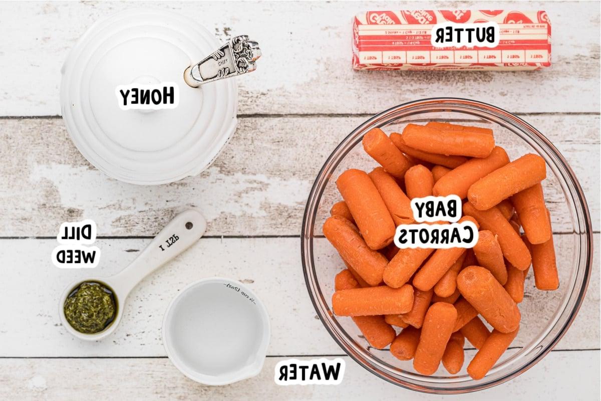 Carote Novelle in Slow Cooker 3 Ingredienti per le carote baby glassate su un tavolo.