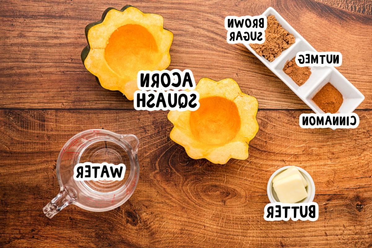 Come Cucinare la Zucca Delica nella Pentola a Cottura Lenta 3 Ingredienti per zucca Delica cotta lentamente disposti su un tavolo.