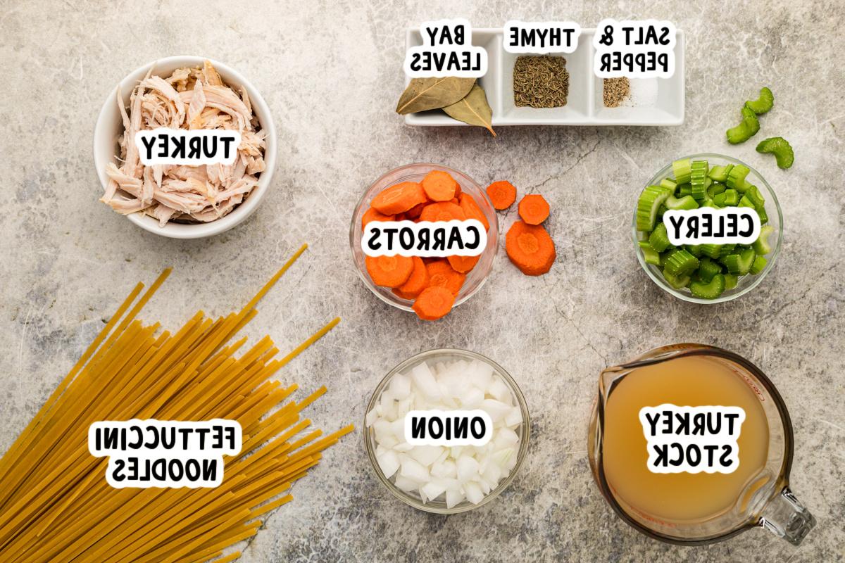 Zuppa di Tacchino e Pastina della Nonna a Cottura Lenta 3 Ingredienti per la zuppa di tacchino e tagliatelle in slow cooker disposti su un tavolo.