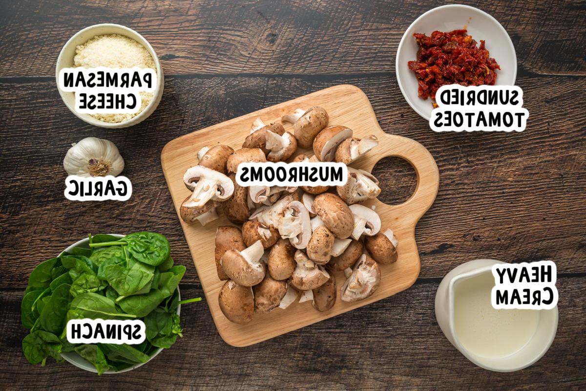 **Funghi Cremosi Toscani a Cottura Lenta** 3 Vista dall'alto degli ingredienti per i funghi toscani slow cooker su una superficie di legno.
