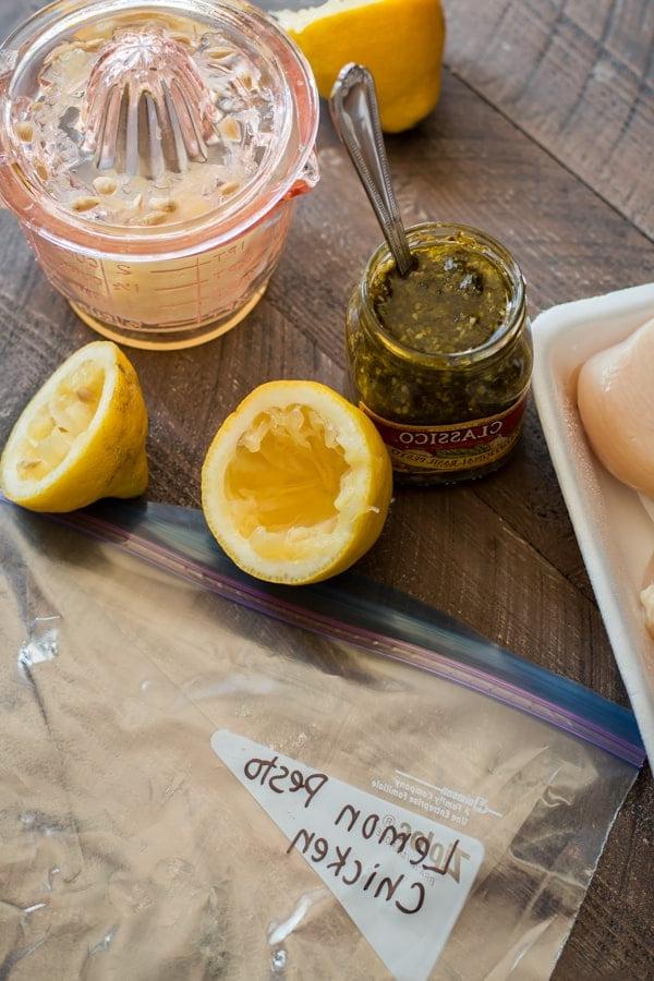 Pollo al Pesto e Limone in Slow Cooker {Congelabile} 3 Limoni spremuti, pesto, pollo e una busta Ziplock