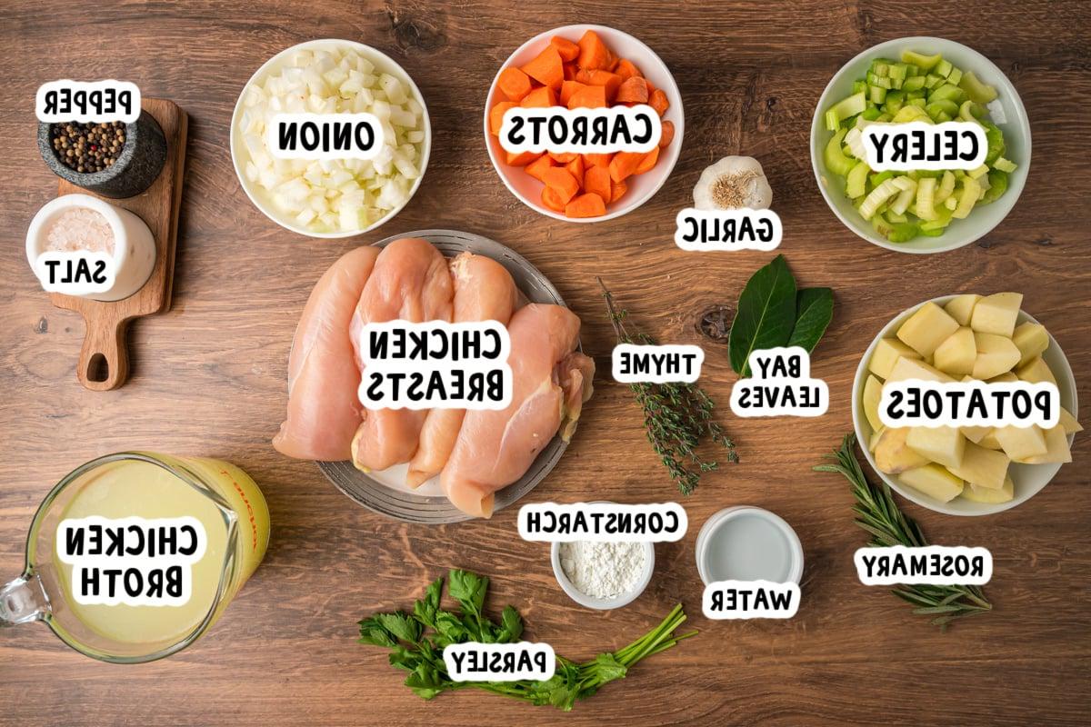 Stufato di Pollo a Cottura Lenta 3 Ingredienti per lo spezzatino di pollo in slow cooker su un tavolo.