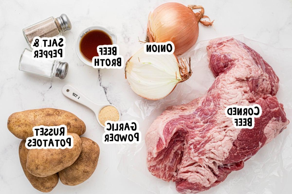 Pasticcio di Manzo Salmistrato a Cottura Lenta 3 Ingredienti per hash di manzo salato su un tavolo.