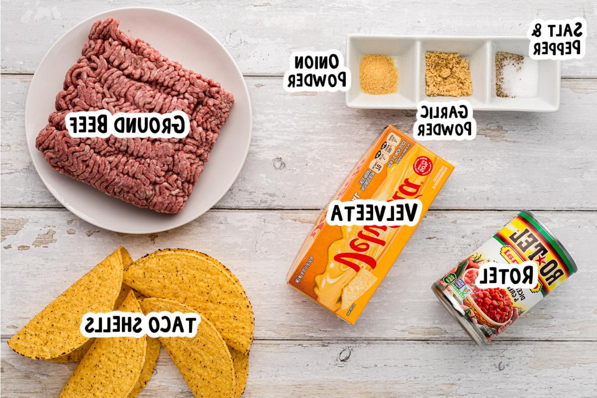 Tacos Rotel a Cottura Lenta 3 Ingredienti per i tacos Rotel su un tavolo.