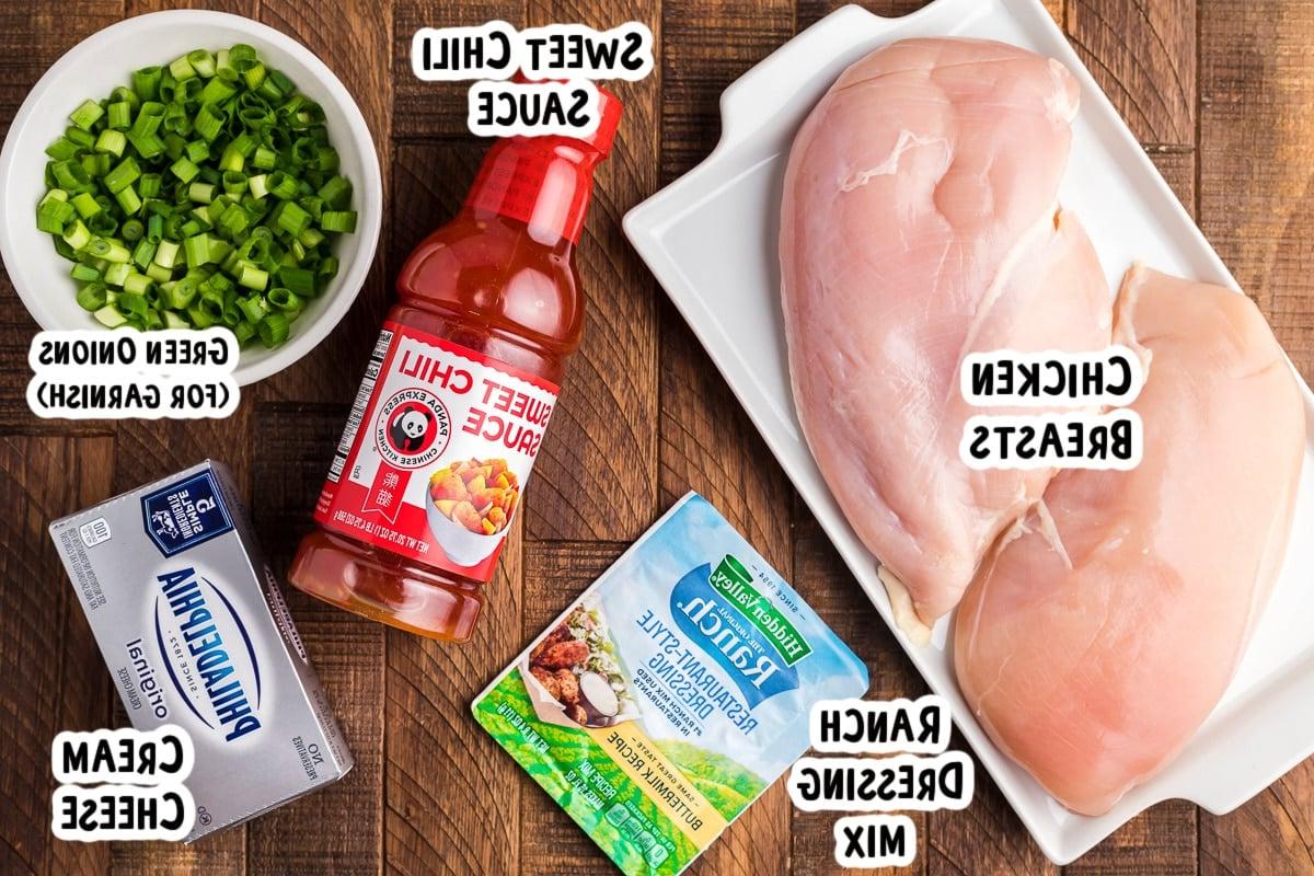 Pollo al Peperoncino Dolce 3 Ingredienti per il pollo dolce piccante sul tavolo