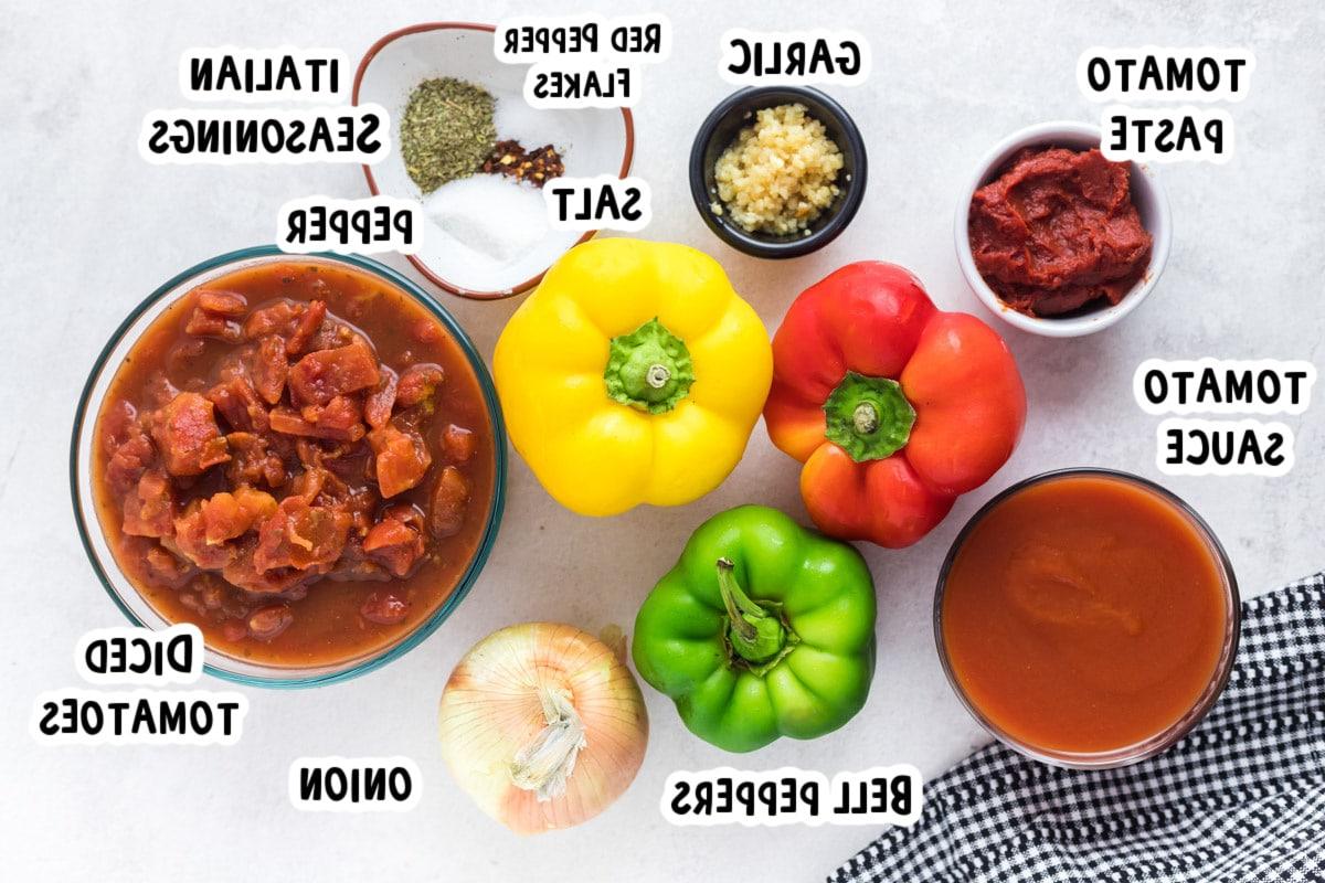 ingredienti per sugo di spaghetti vegetariano sul tavolo