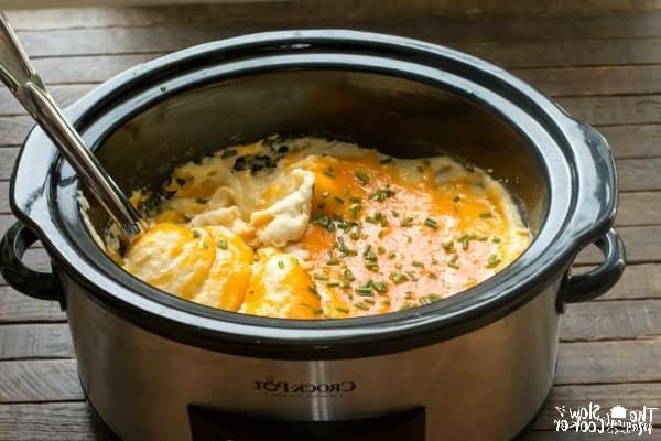 **Purè di Patate Formaggioso a Cottura Lenta** 3 Slow cooker piena di purè di patate formaggiose.