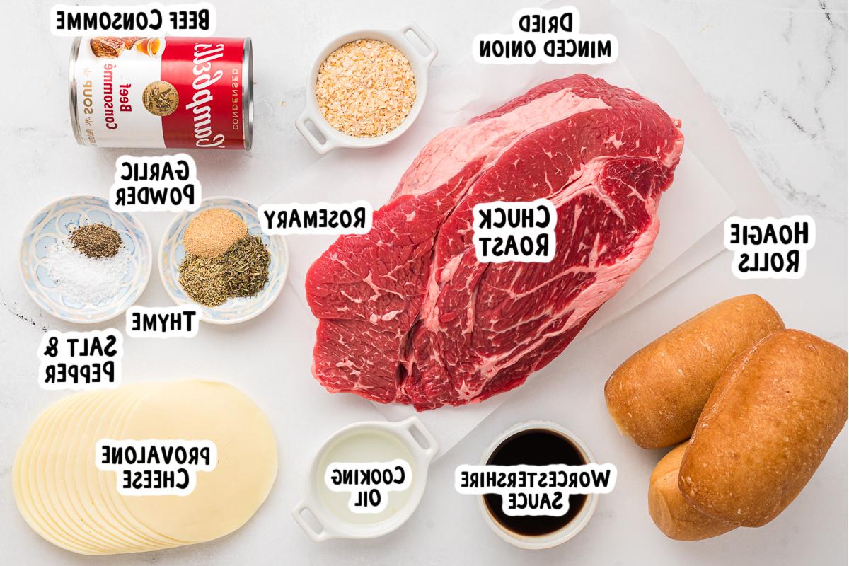Panini French Dip a Cottura Lenta 3 Ingredienti per i panini French Dip su un tavolo.