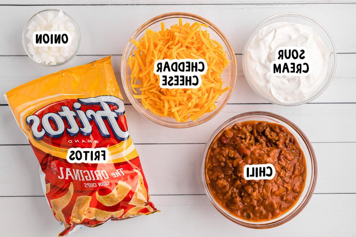 **Pasticcio di Chili a Cottura Lenta al Formaggio** 3 ingredients for slow cooker chili cheese casserole on a table.