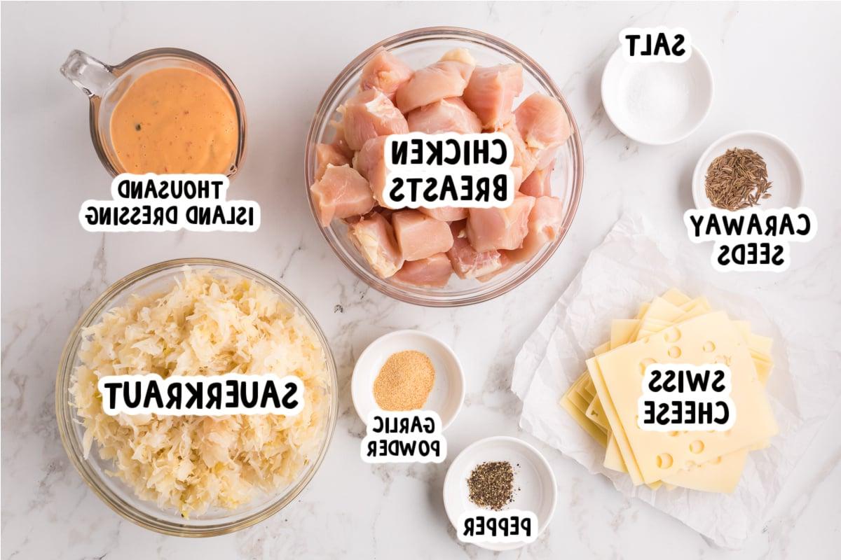 Casseruola di Pollo alla Reuben a Cottura Lenta 3 Ingredienti per lo sformato di pollo Reuben in slow cooker su un tavolo.