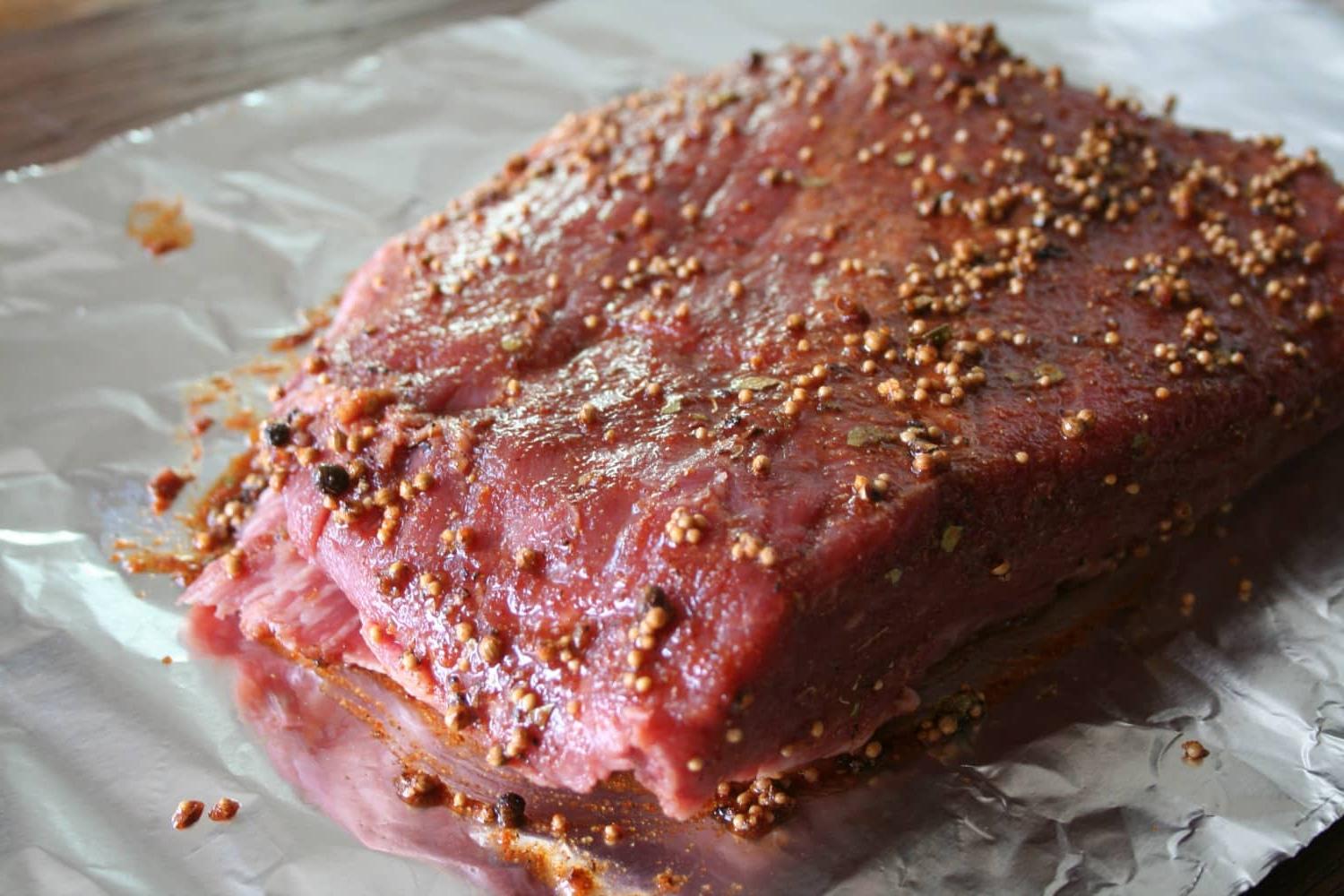 Panini Reuben a Cottura Lenta 3 Carne in scatola sulla carta stagnola prima della cottura nella slow cooker