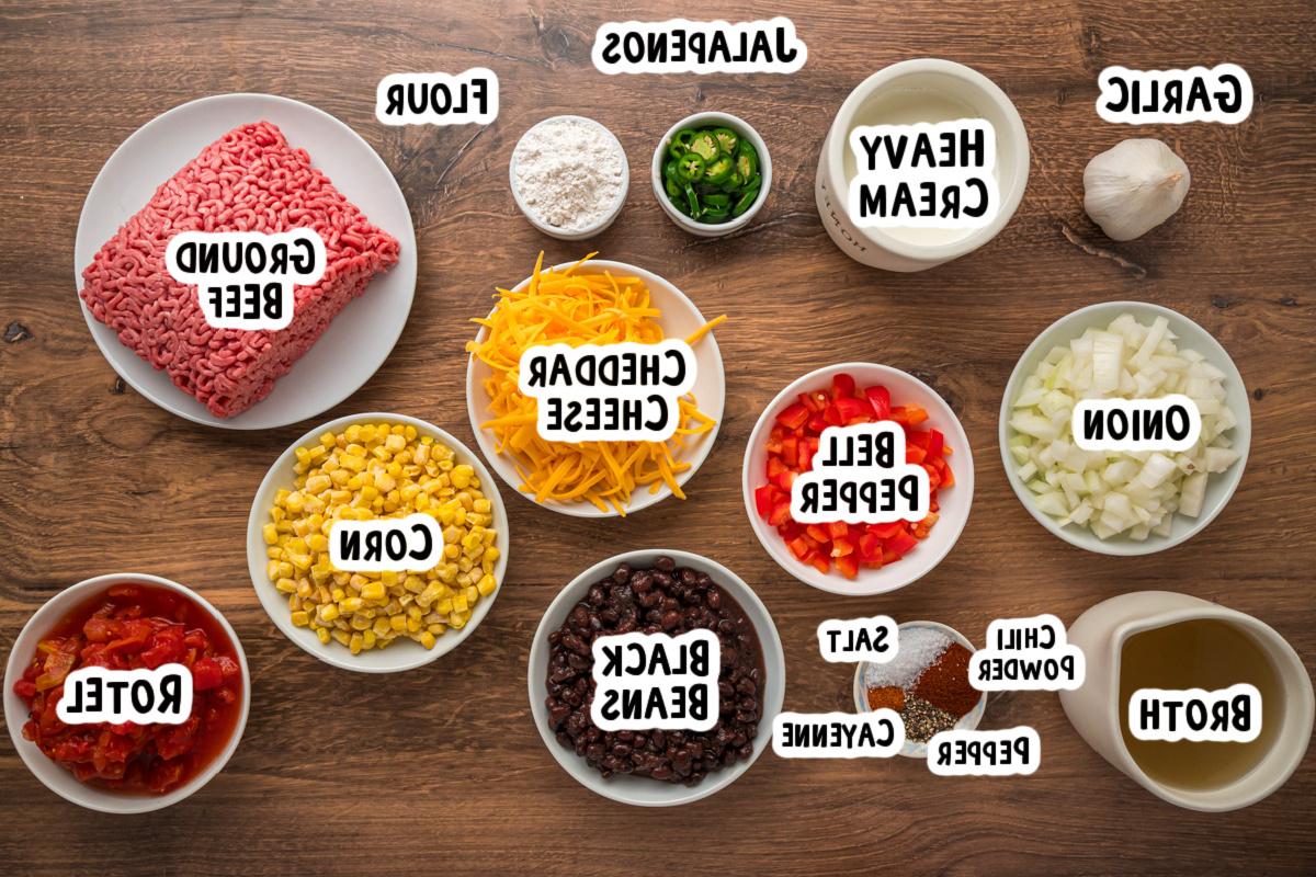 Zuppa Nacho 3 Ingredienti per la zuppa di nacho su un tavolo con etichette di testo.