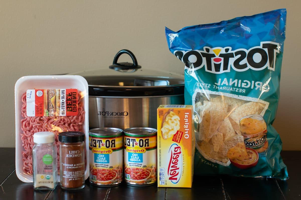Ricetta del dip Rotel 3 chips di tortilla, Velveeta, 2 lattine di Rotel, confezione di carne macinata e condimenti davanti alla slow cooker