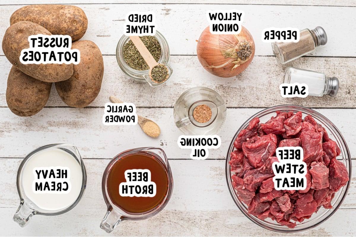 Zuppa di Manzo e Patate 3 ingredienti per zuppa di manzo e patate in slow cooker su un tavolo.