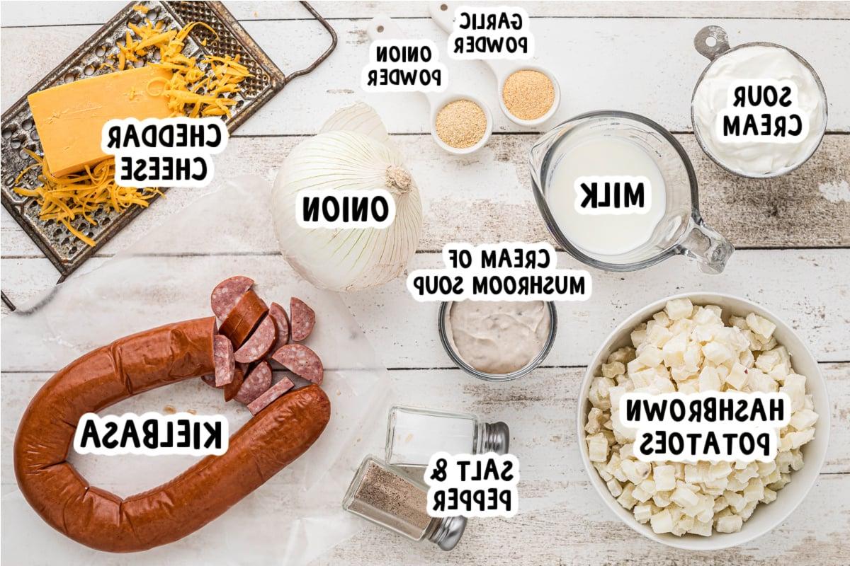 Sformato di Kielbasa e Hashbrowns in Cottura Lenta 3 Ingredienti per la casseruola di kielbasa e patate hashbrown al forno lento su un tavolo.