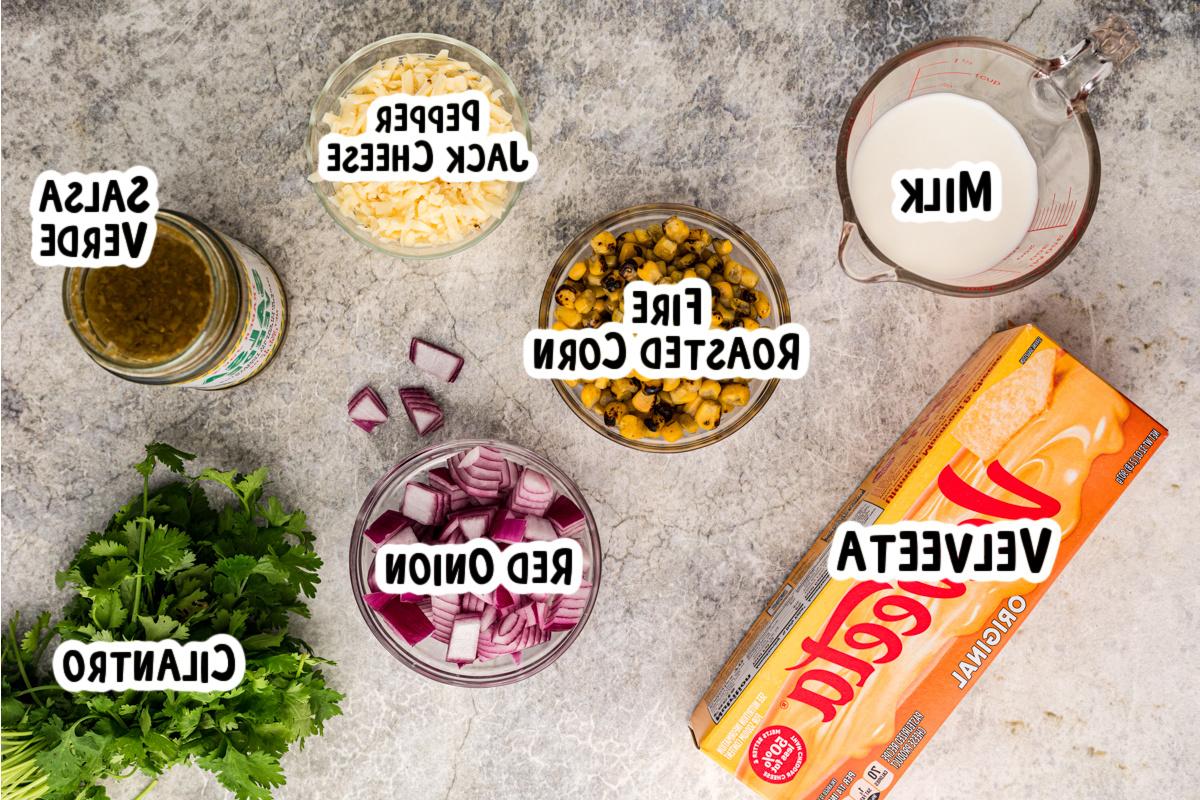 Ingredienti per il dip di mais disposti su un tavolo.