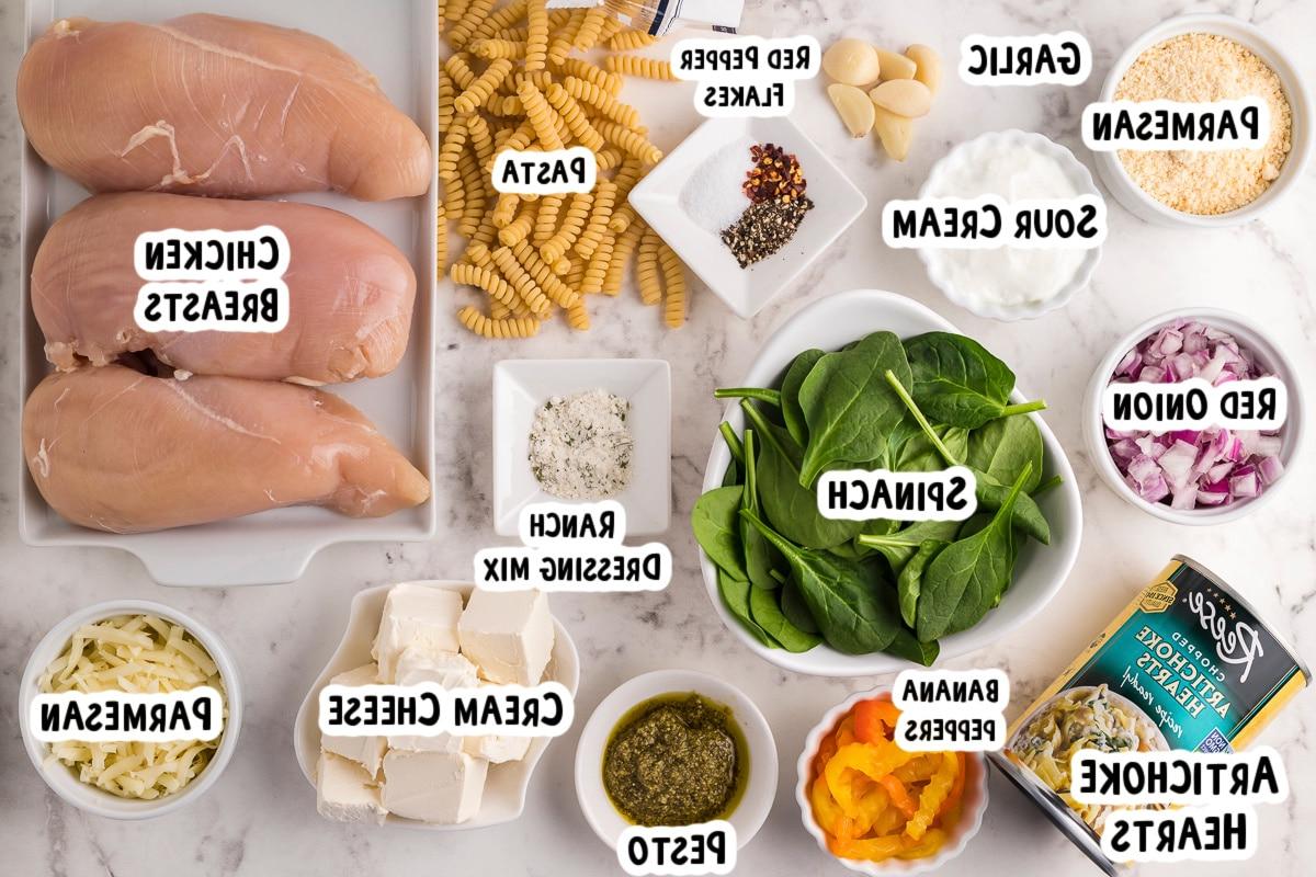 ingredienti per la pasta spinaci e carciofi sul tavolo