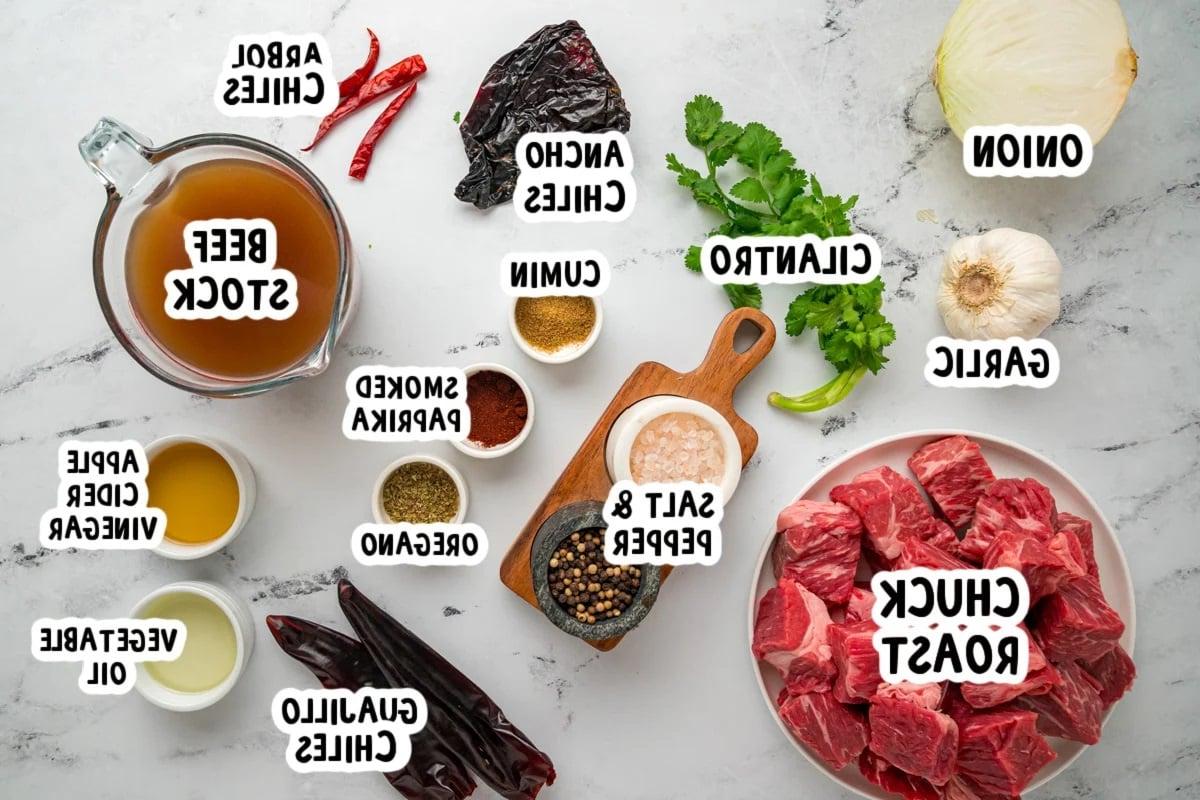 Ingredienti per il Chile Colorado su un tavolo.