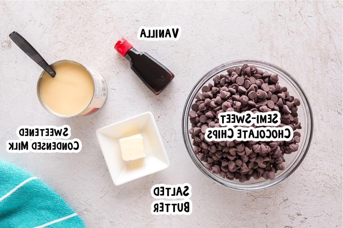 Ingredienti per il fudge in pentola a cottura lenta su un tavolo.