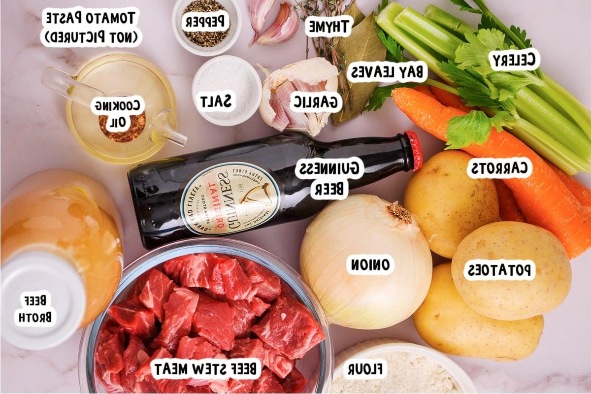 Stufato di Manzo al Guinness a Cottura Lenta 3 Ingredienti per stufato di manzo alla Guinness sul tavolo