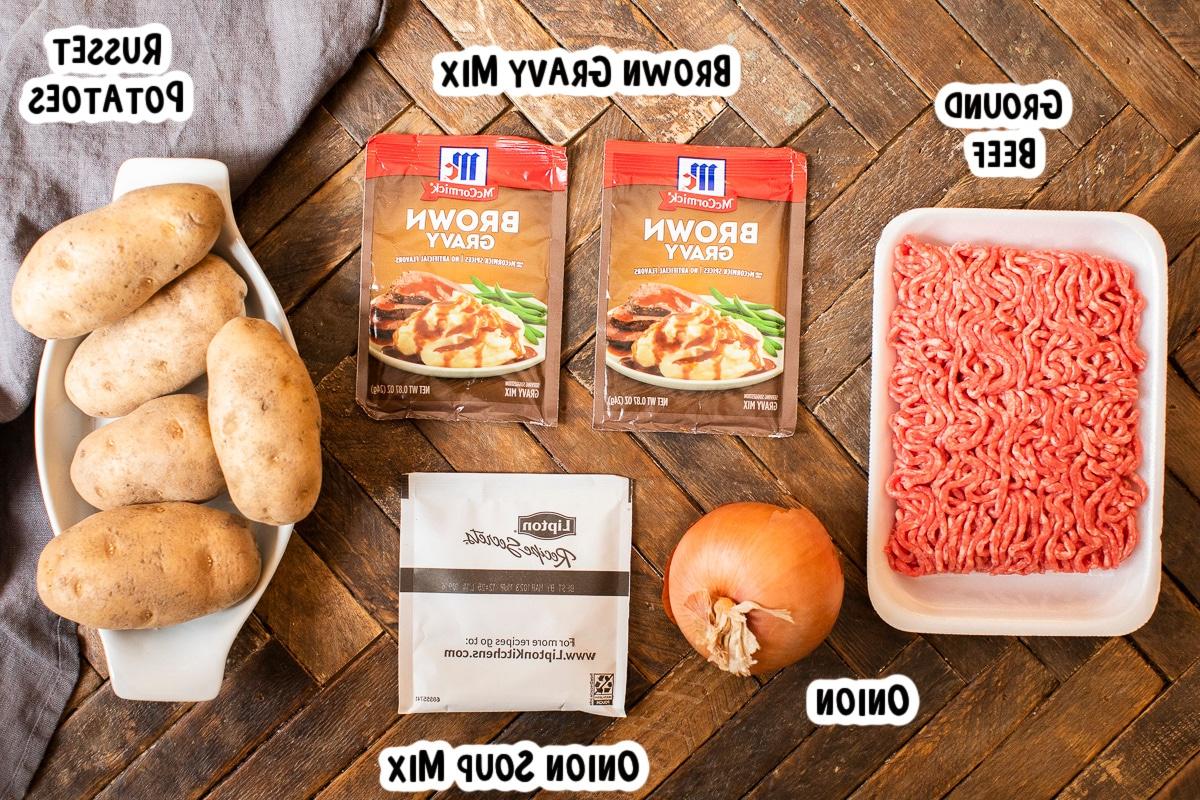 Casseruola di Patate e Hamburger a Cottura Lenta 3 Ingredienti per casseruola di manzo e patate sul tavolo