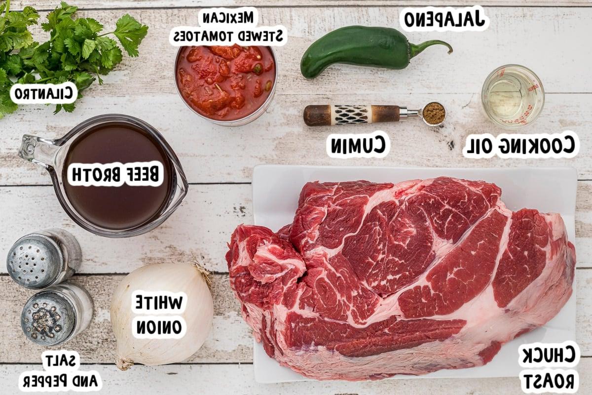 Manzo Sfilacciato Messicano a Cottura Lenta 3 Ingredienti per il manzo sfilacciato messicano su un tavolo