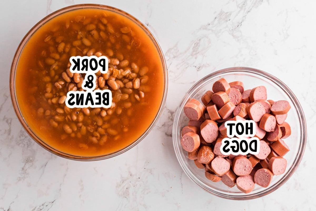 Berretti e Würstel 3 Ingredienti per Fagioli e Würstel disposti su un tavolo.