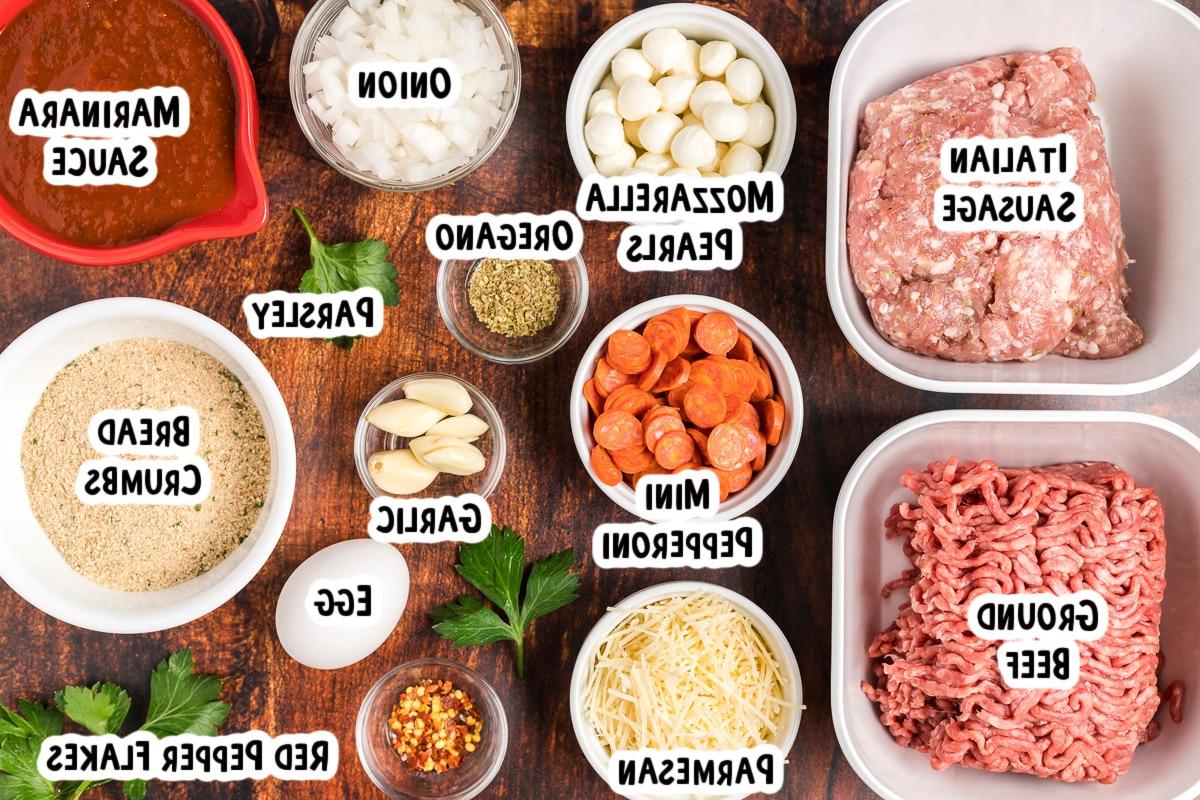 Polpette di Pizza a Cottura Lenta 3 Ingredienti freschi e di qualità per la preparazione delle polpette al sapore di pizza, disposti su un tavolo da cucina.