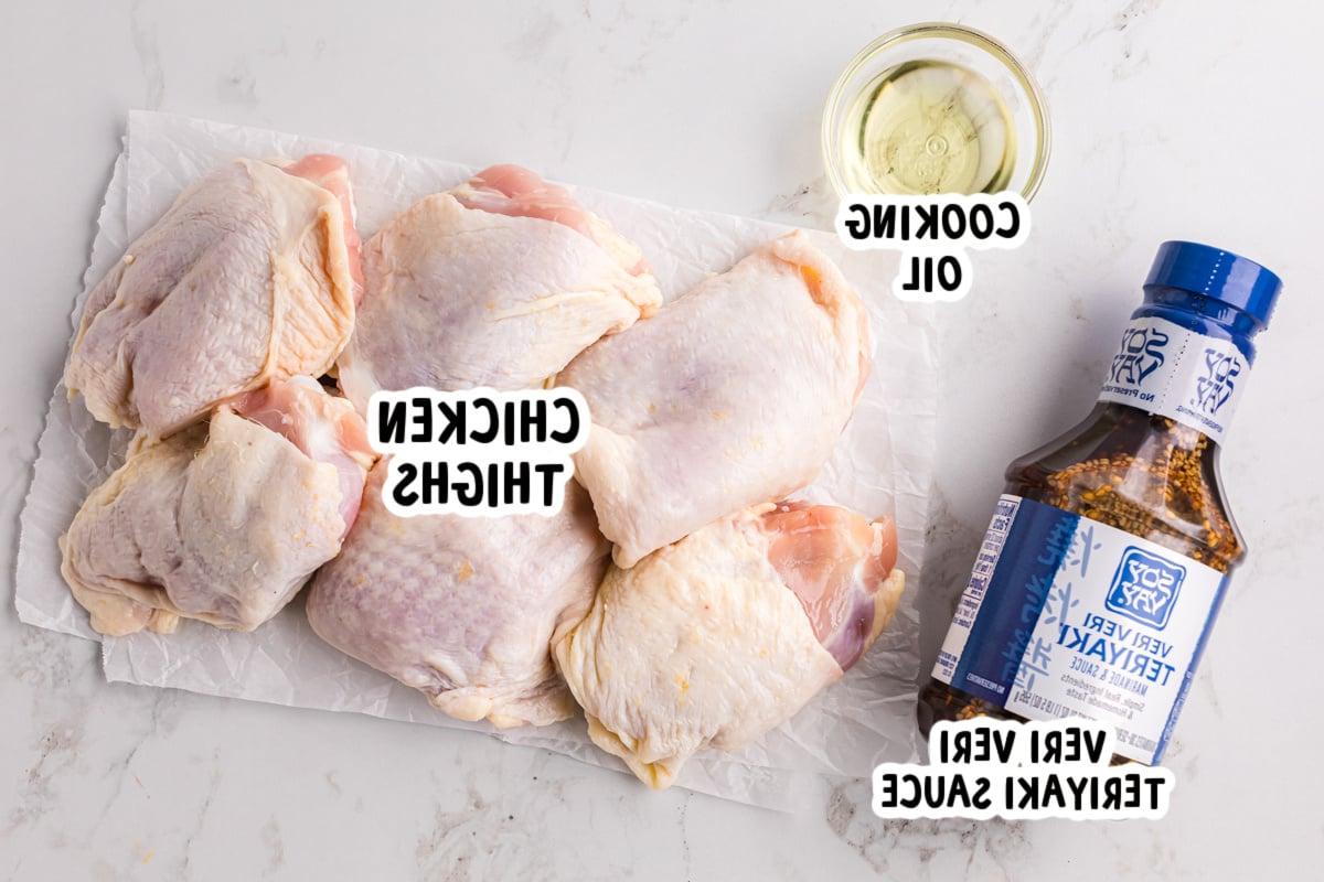 **Cosce di Pollo Teriyaki a Cottura Lenta** 3 Ingredienti per cosce di pollo teriyaki in slow cooker su un tavolo.