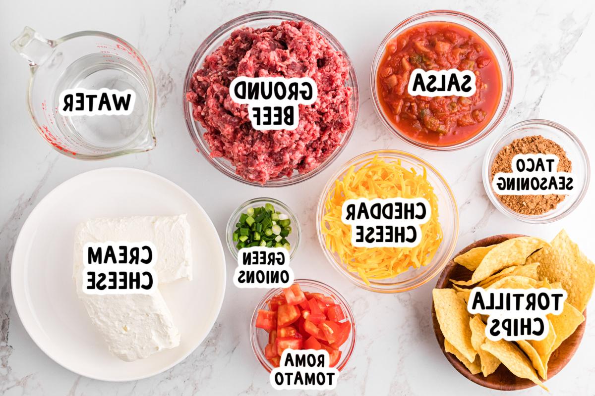 Salsa della Domenica Divertente 3 Ingredienti per il dip Sunday Funday al slow cooker su un tavolo.