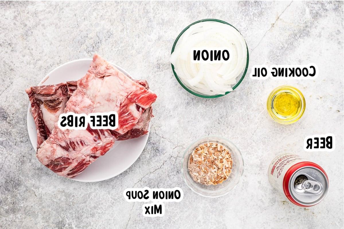 Ingredienti per costolette di manzo e birra su un tavolo.