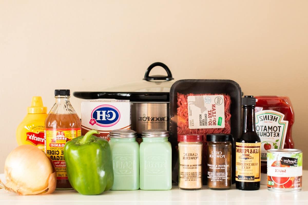 Sloppy Joes a Cottura Lenta 3 Ingredienti per Sloppy Joes allineati davanti al slow cooker