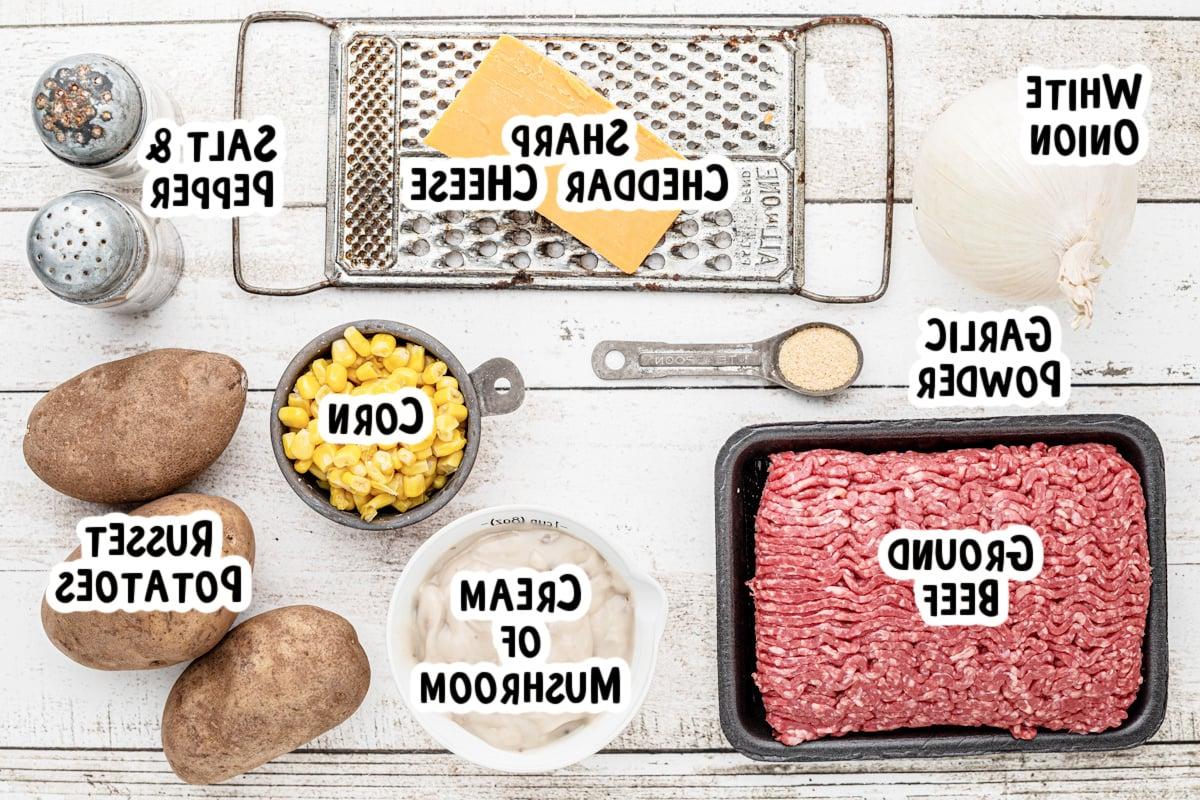 **Stufato di Hamburger in Cottura Lenta** 3 Ingredienti per hash di hamburger su un tavolo.