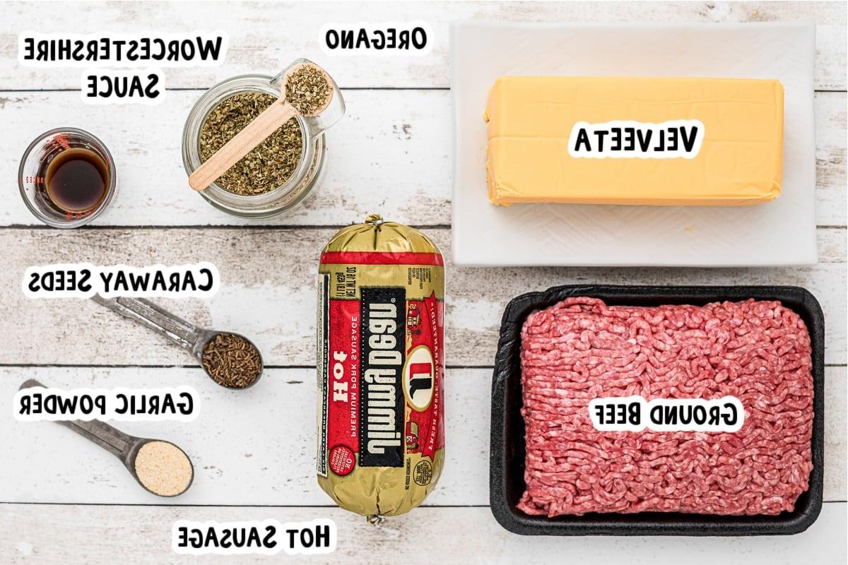 **Cottura Lenta: Pasticcio Malizioso** 3 Ingredienti per Hanky Panky sul tavolo.
