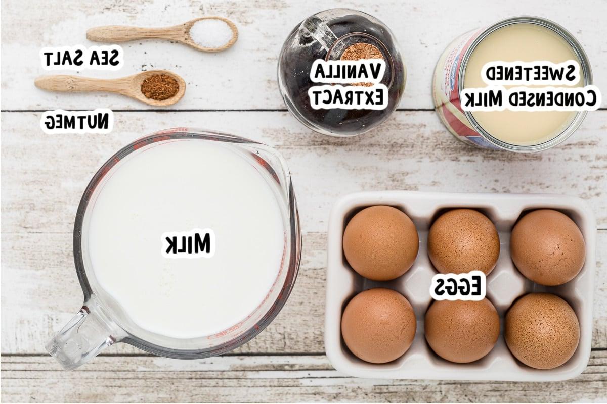 Ingredienti per il budino al forno su un tavolo.