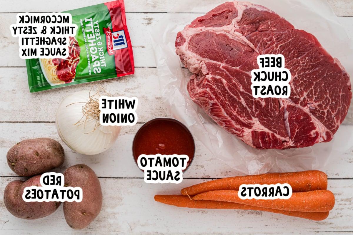 **Stracotto all'Italiana** 3 ingredienti per il manzo brasato all'italiana in slow cooker su un tavolo.