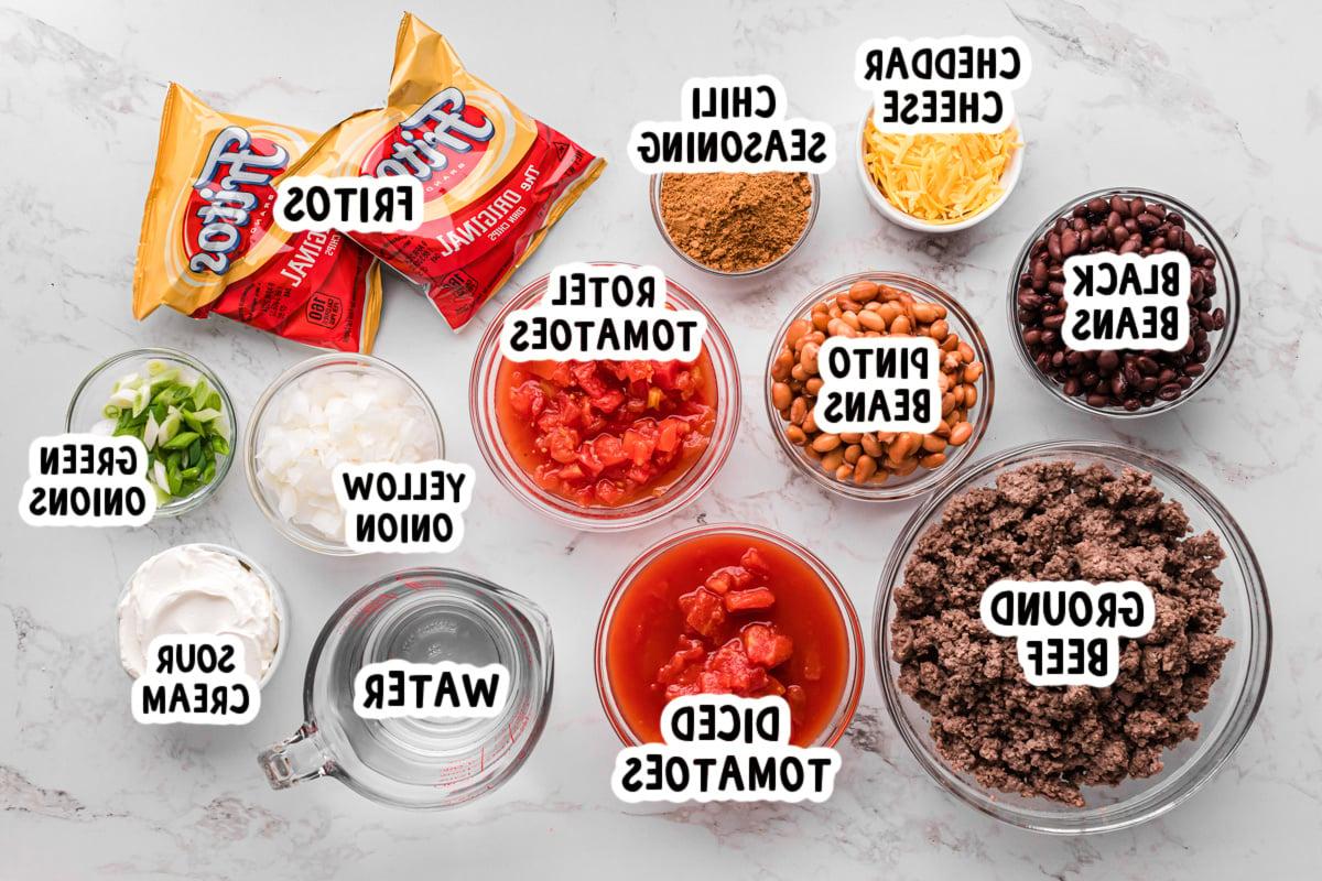 Frito Pies 3 Ingredienti per la Frito Pie in slow cooker su un tavolo.