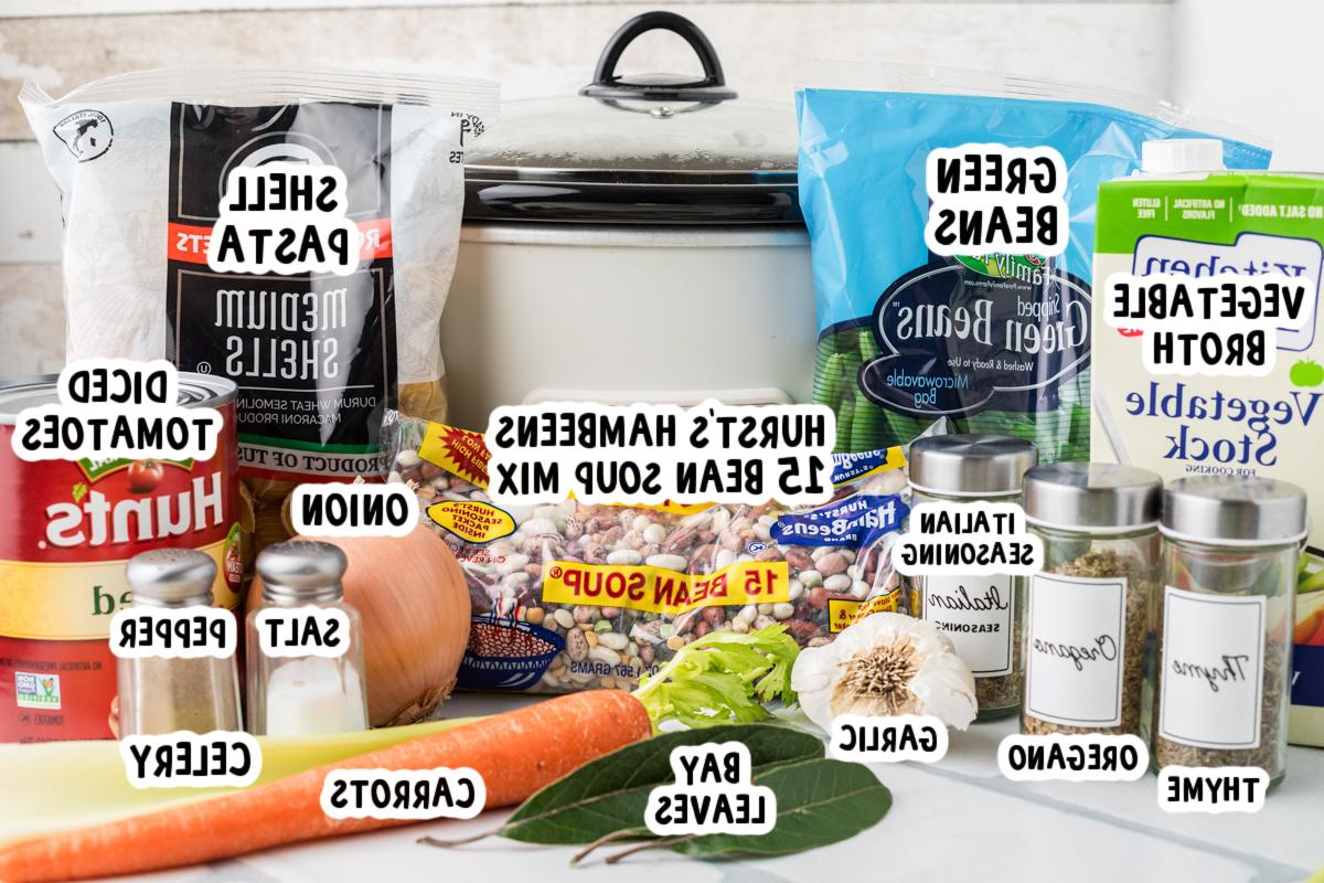 Minestrone di 15 Legumi a Cottura Lenta {Vegetariano} 3 Ingredienti per la zuppa minestrone 15 legumi in pentola a cottura lenta su un tavolo.