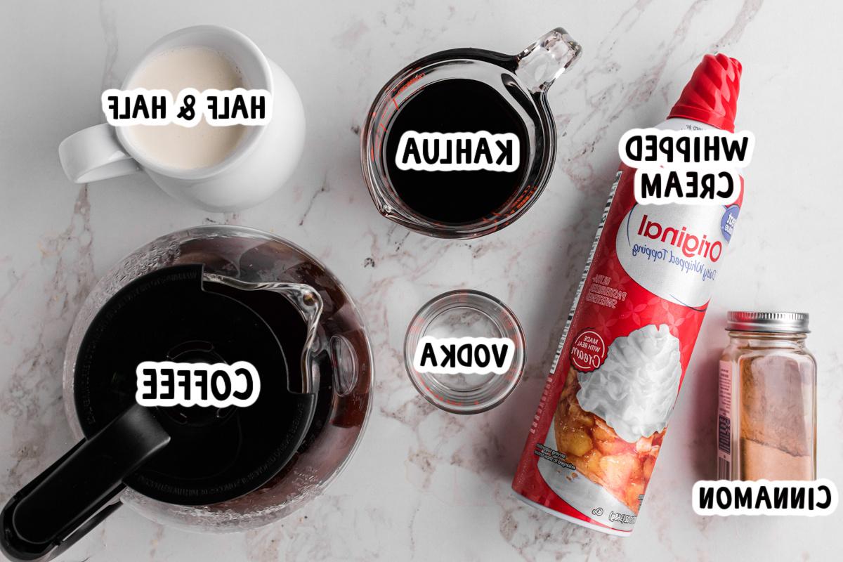 White Russians Caldi a Cottura Lenta 3 Ingredienti per White Russian caldi nella pentola a cottura lenta.