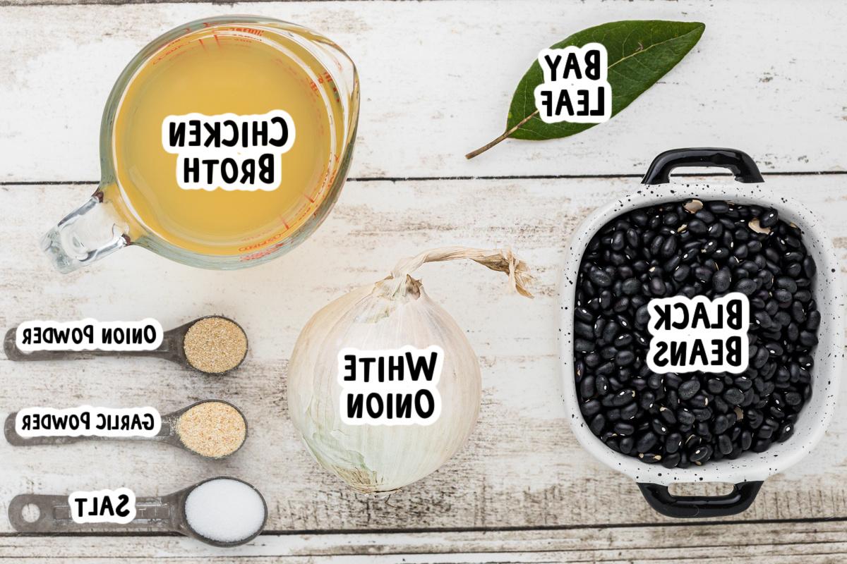 Fagioli Neri Cottura Lenta 3 Ingredienti disposti per la preparazione di fagioli neri nella slow cooker su un tavolo con testo sovrapposto.