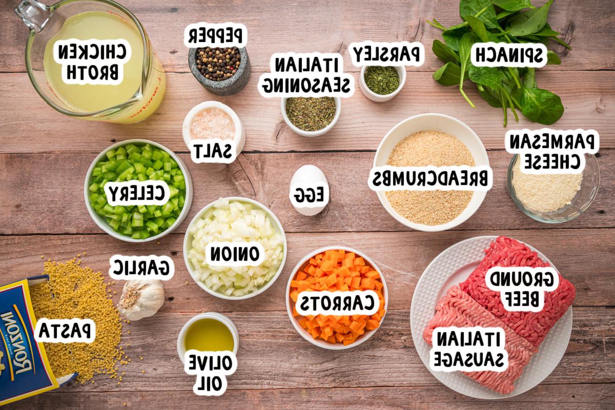 Minestra Maritata Italiana a Cottura Lenta 3 Ingredienti per la minestra maritata italiana in slow cooker su un tavolo.