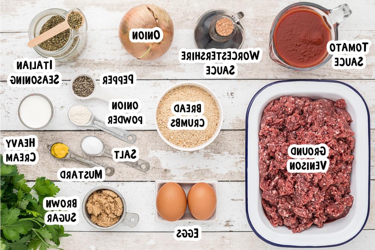 Polpettone di Cervo a Cottura Lenta 3 Ingredienti per il polpettone di cervo disposti su un tavolo da cucina