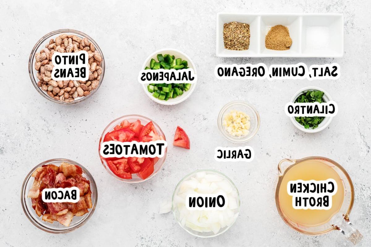 Fagioli Charro alla Cottura Lenta 3 Ingredienti per i fagioli charro su un tavolo.