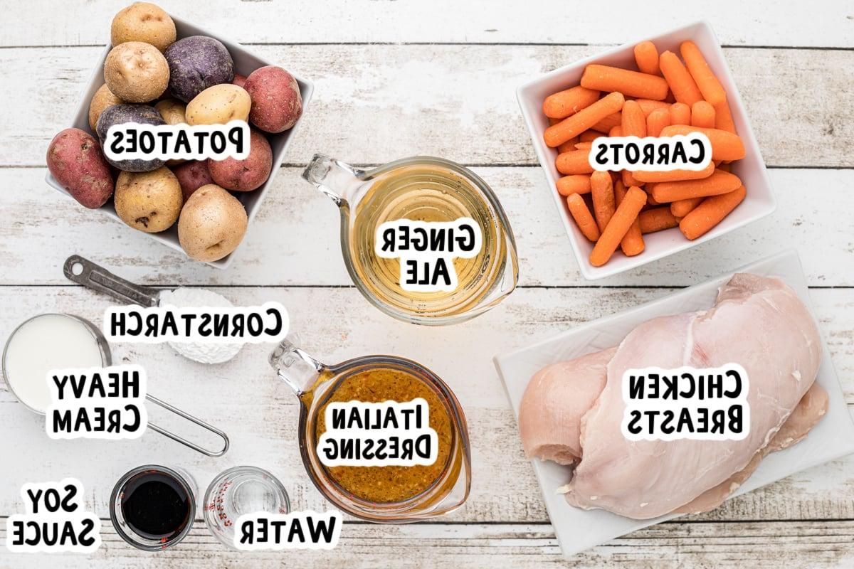 Ingredienti per il pollo italiano su un tavolo.