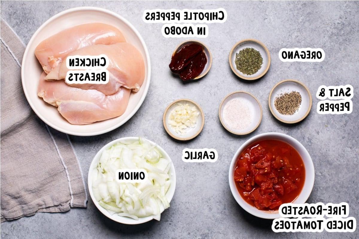 Pollo Tinga a Cottura Lenta 3 Ingredienti per il pollo tinga sul tavolo con testo sovrapposto