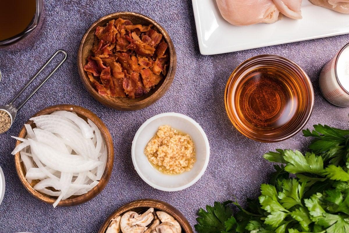 Pollo al Marsala in pentola a cottura lenta 3 Ingredienti per il pollo al Marsala sul tavolo