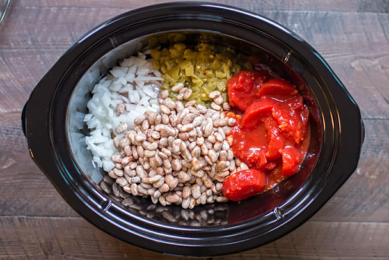 Zuppa di pollo messicana a cottura lenta 3 pinto beans, tomatoes, green chiles and onion in a slow cooker