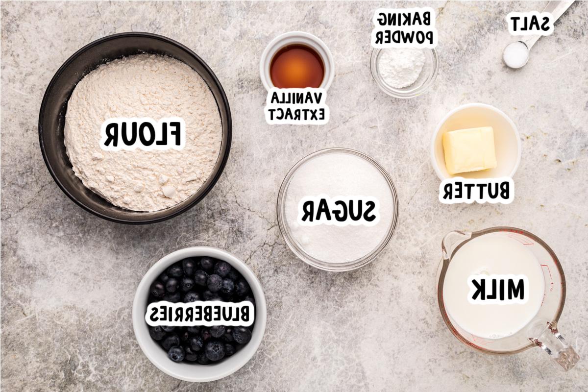 **Cobbler ai Mirtilli della Slow Cooker** 3 Ingredienti per il cobbler di mirtilli al slow cooker su un tavolo.